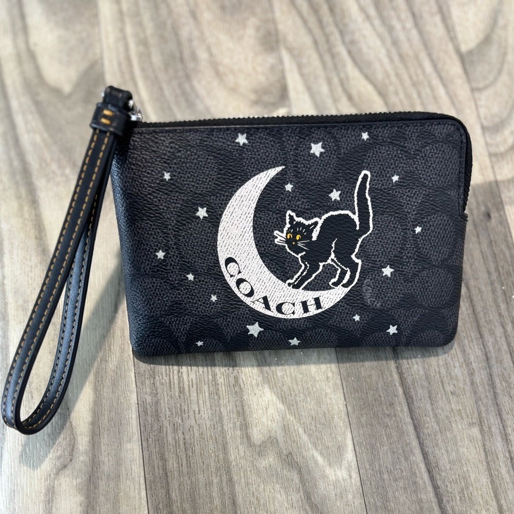 COACH Cat Moon and Sparkling Stars Black Corner Zip Wristlet! Limited edition!🚨🖤